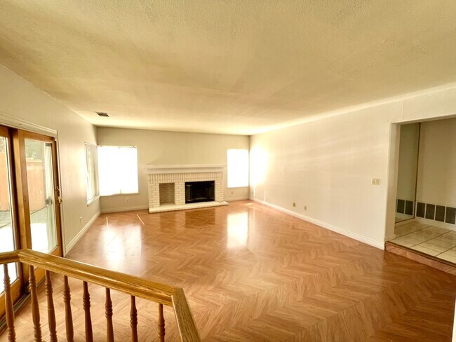 Foto del edificio - Huge 2 Story 5 Bedroom 3 Car Garage Home w...
