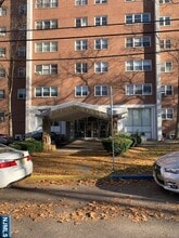 Building Photo - 39 E 39th St