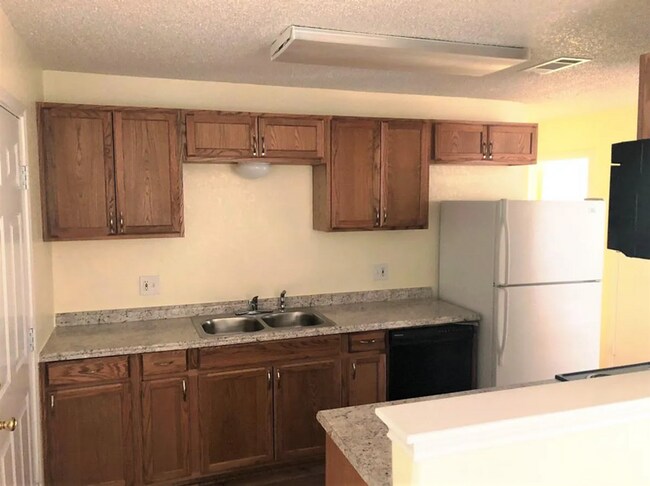 Foto del edificio - AVAILABLE NOW!