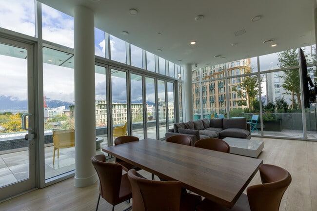 Building Photo - 333 Carrall St