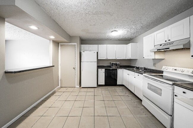 Eat-In Kitchen, Bar with Appliances - UNIVERSITY TOWNHOMES in KENT