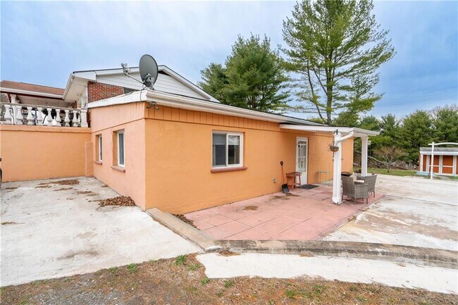 Foto del edificio - 212 Signorile Ln