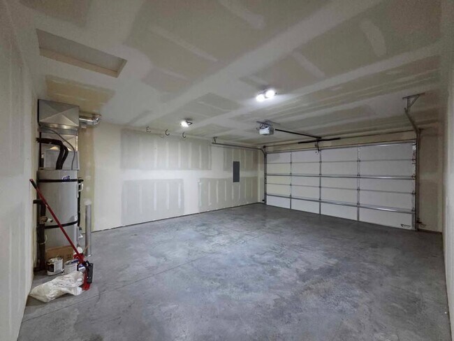 Foto del edificio - Gorgeous 3 bedroom 2 bath HOUSE in coveted...