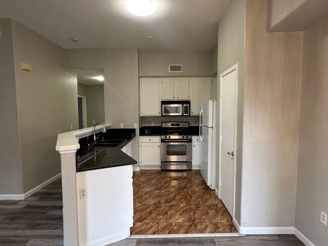 Foto del edificio - BEAUTIFUL 3BD/2BATH CONDO!