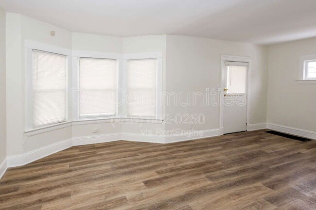 Foto del edificio - 3971 E 71st St