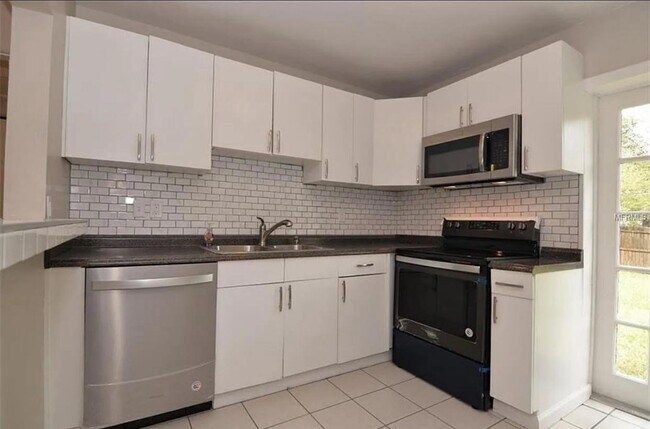 Foto del edificio - 431 Iris Rd