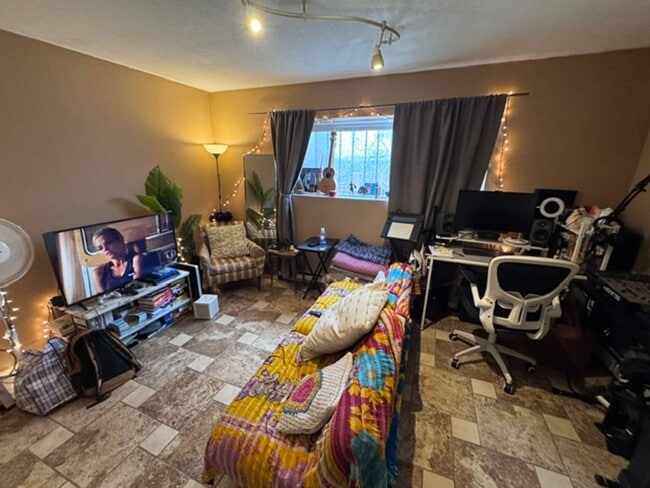 WOW!!!! GREAT DEAL! 1 BEDROOM ON ALLSTON/BRIGHTON LINE AVAIL 9/1 - WOW!!!! GREAT DEAL! 1 BEDROOM ON ALLSTON/BRIGHTON LINE AVAIL 9/1 House