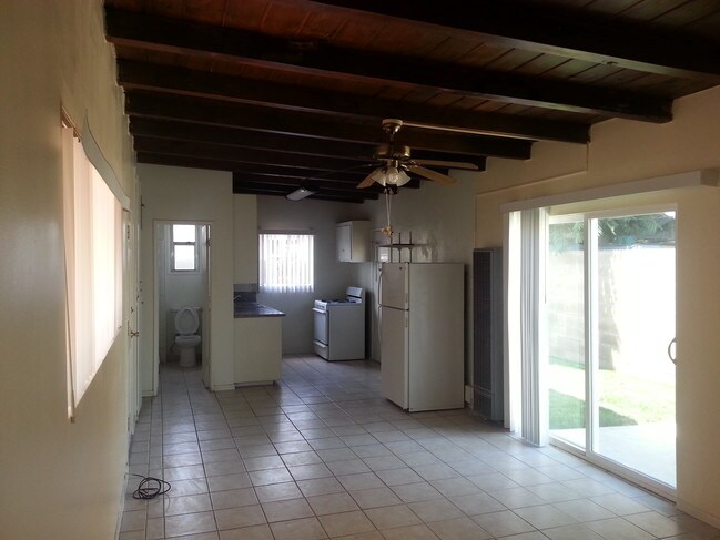 Building Photo - 423 E Mountain View St