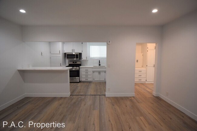 Building Photo - 1 br, 1 bath Apartment - 5117 Laurel Canyo...