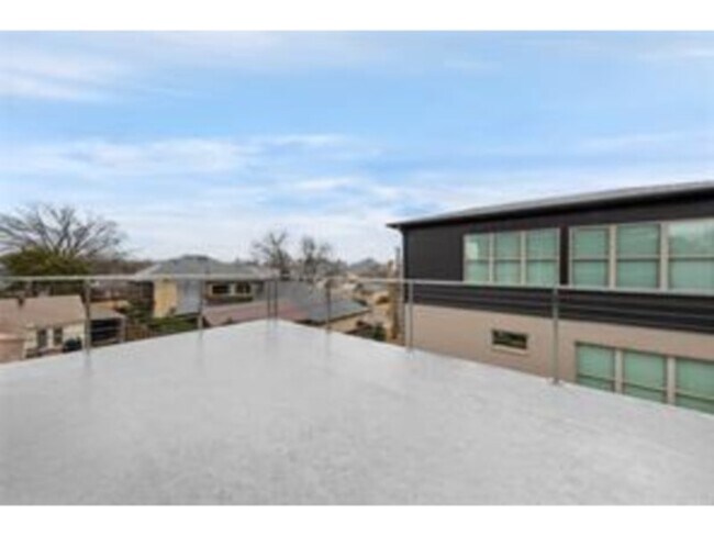Building Photo - 3710 W Beverly Dr