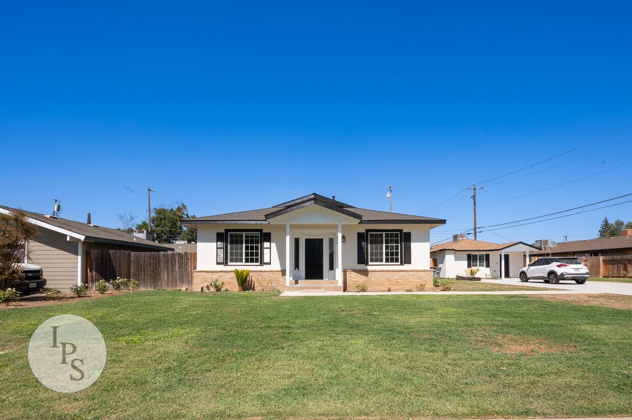 Foto principal - Beautifully Renovated Clovis Home, 3BR/3BA...