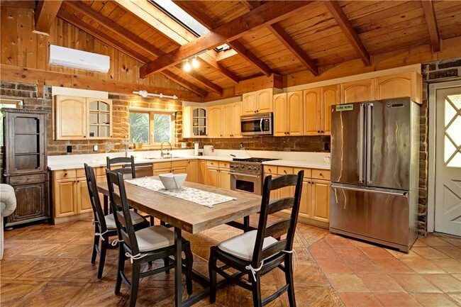 Foto del edificio - 17825 Bear Valley Ln