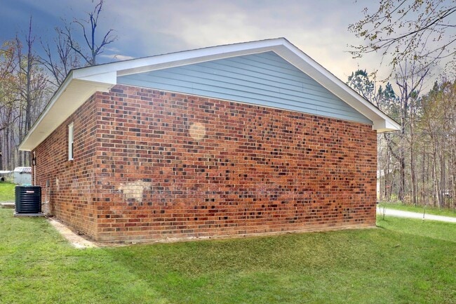 Building Photo - 504 Tulip Tree Dr