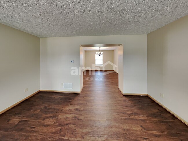 Foto del edificio - 7684 Hilliard Court