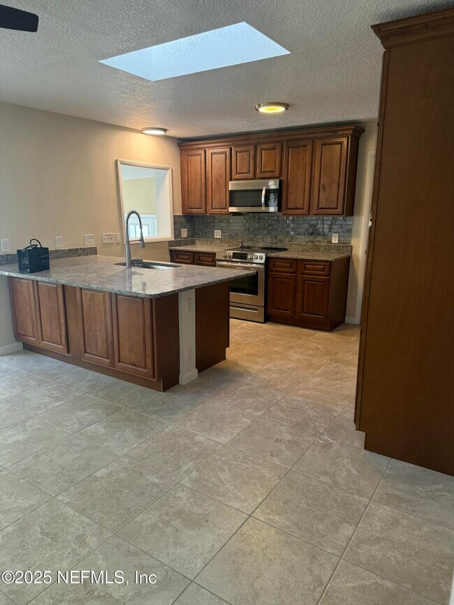 Foto del edificio - 7440 Greenway Dr