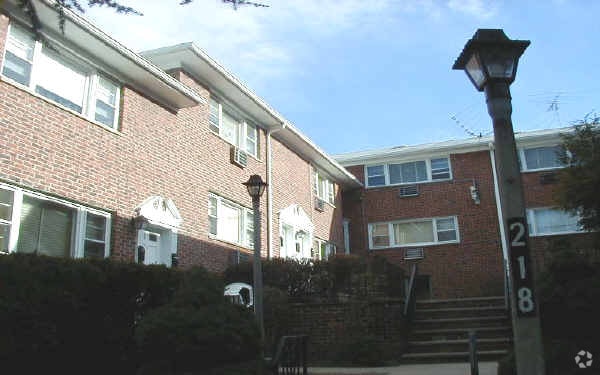 Primary Photo - 218 N Walnut St