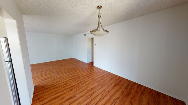 Building Photo - 245 S Doheny Dr