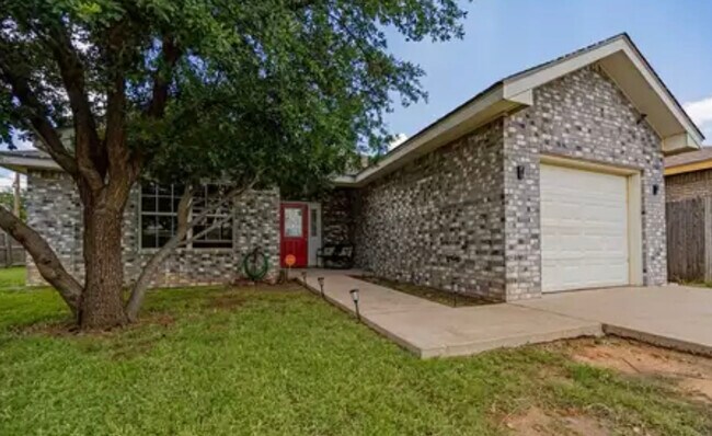 Building Photo - 1116 E Pine Ave