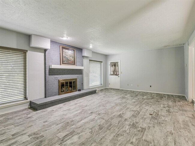 Building Photo - Updated & Close to Everything!