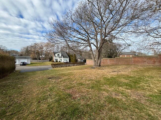 Foto del edificio - 77 Coggeshall Ave