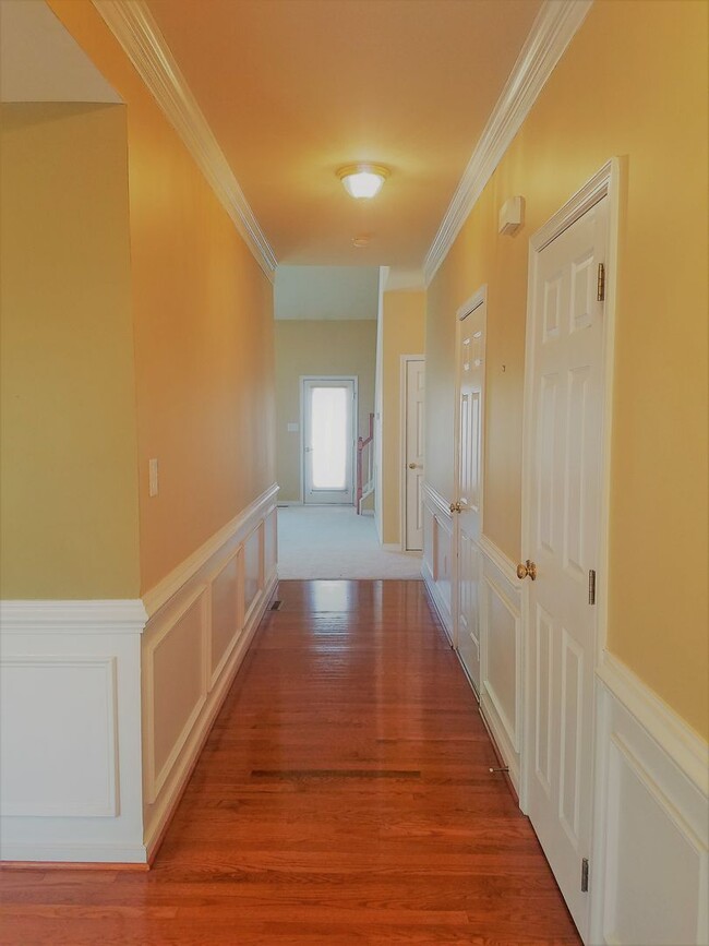 Building Photo - Beautifully maintained 3 bedroom 2 bath co...