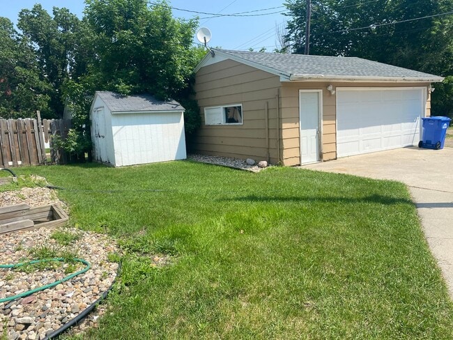 Building Photo - 5 Bed 2 Bath House Near NDSU