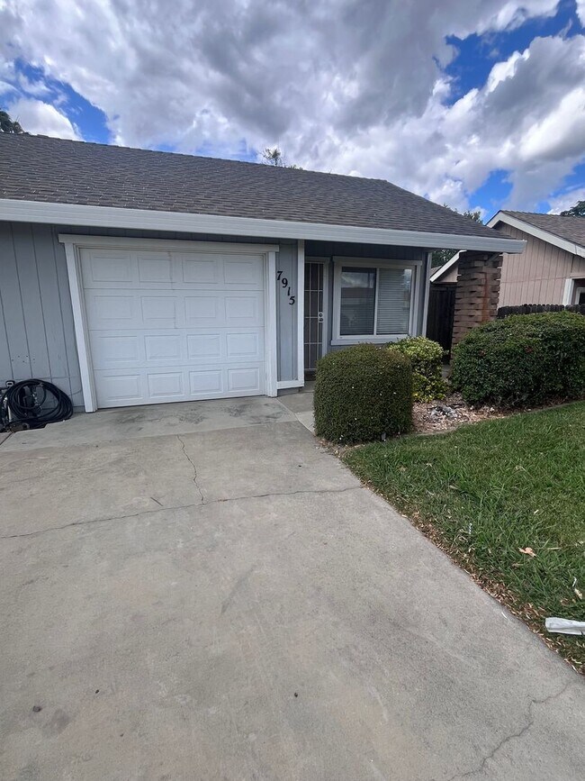 Building Photo - BEAUTIFUL UPDATED DUPLEX IN CITRUS HEIGHTS!!