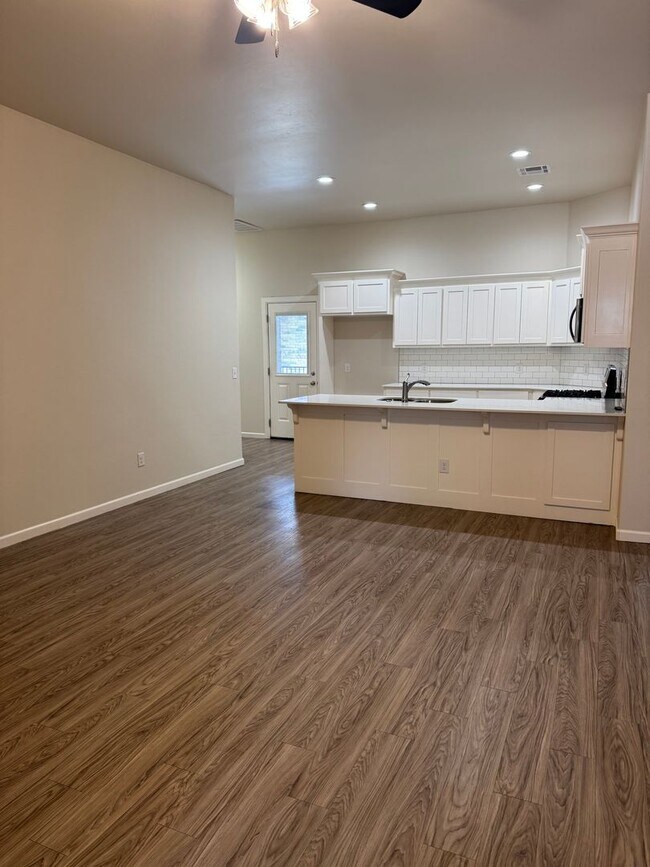 Foto del edificio - Charming 2 bed/2 bath in gated community The Enclave!