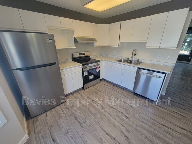 Photo du bâtiment - 8006-815A 15a Ave NW
