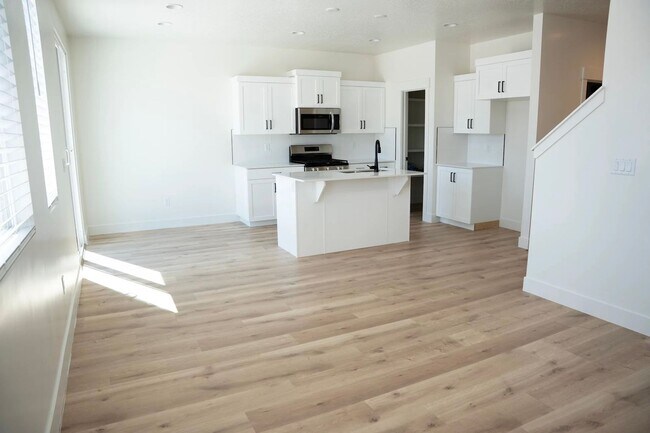 Building Photo - Brand-New Desert Vista Townhome - Pool Access