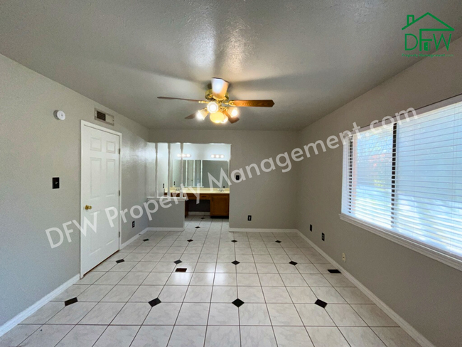 Building Photo - Charming 2-Bedroom Home with Inviting Livi...