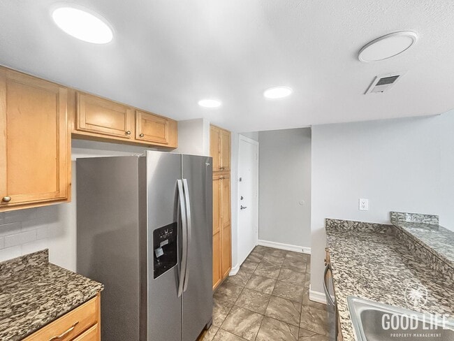 Building Photo - Beautiful 2BD/ 2BA W/ Reserved Parking in ...