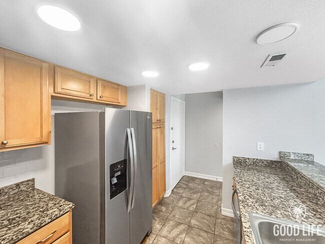 Foto del edificio - Beautiful 2BD/ 2BA W/ Reserved Parking in ...