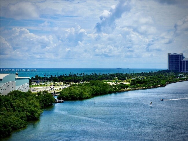 Building Photo - 300 Bayview Dr