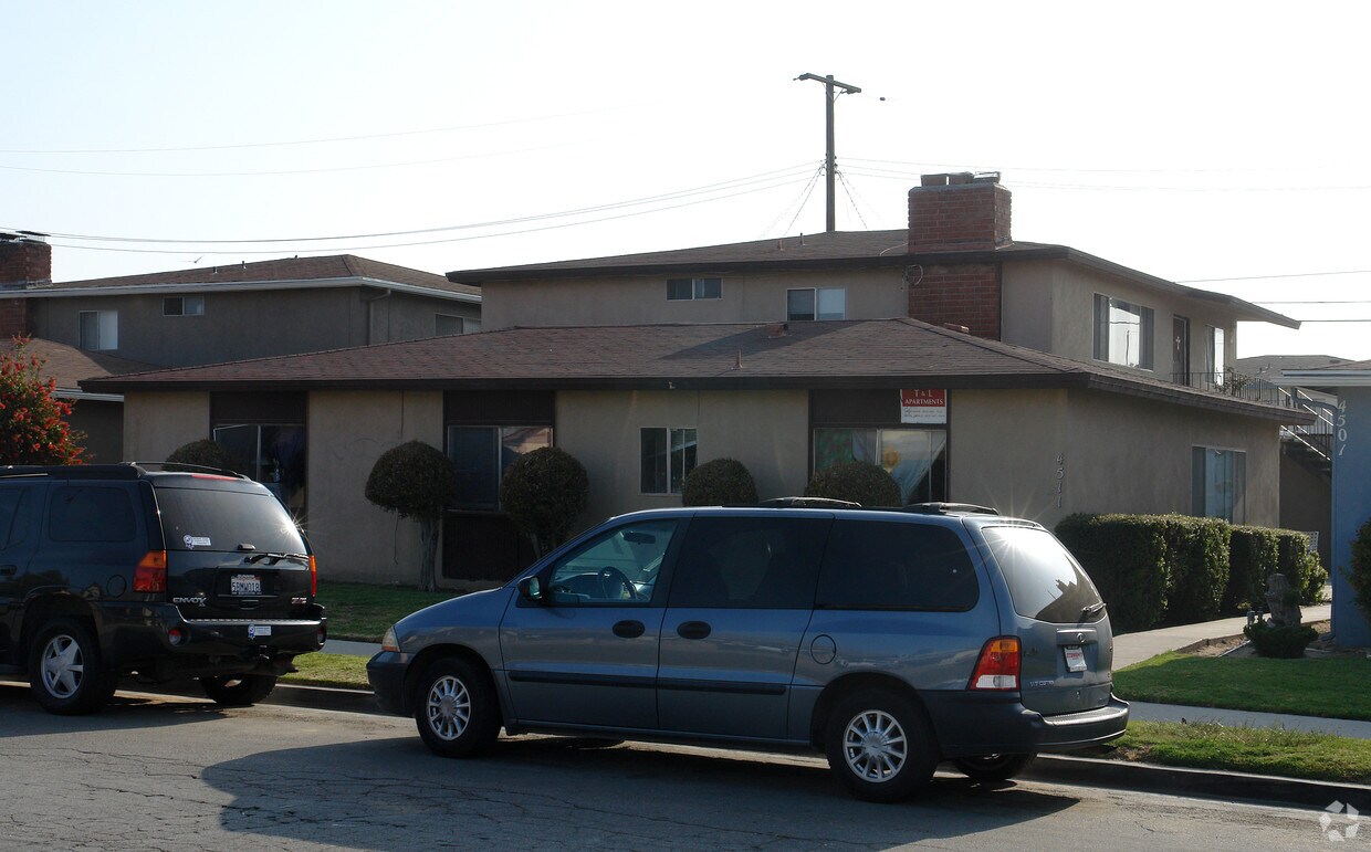 Foto principal - 4511 Clover Dr
