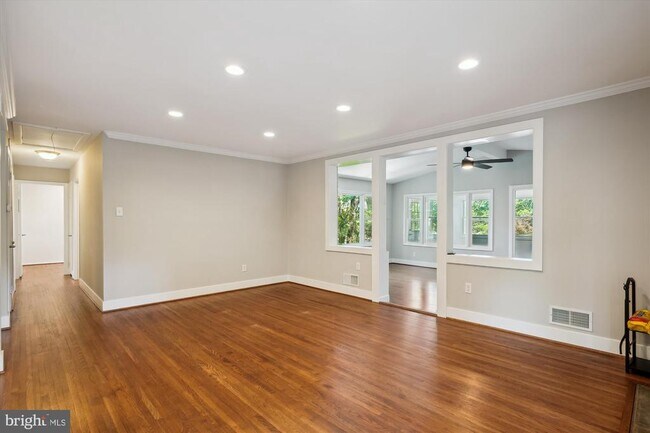 Foto del edificio - 3829 Denfeld Ave