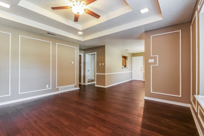 Building Photo - 520 E Lark Ct