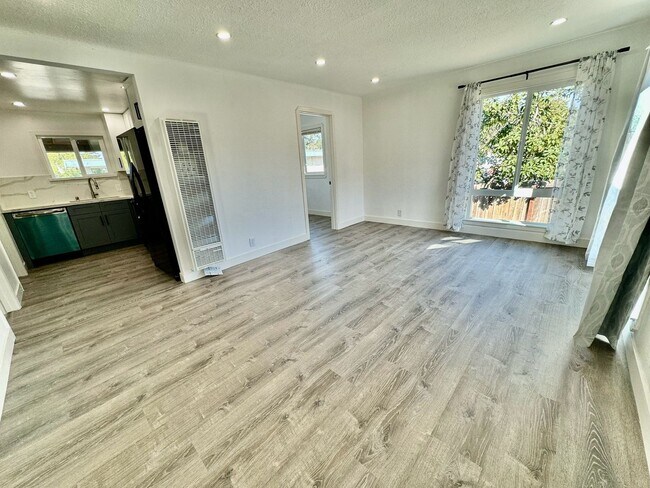 Building Photo - 3 Bed / 1.5 Bath Home in El Sobrante - Ful...