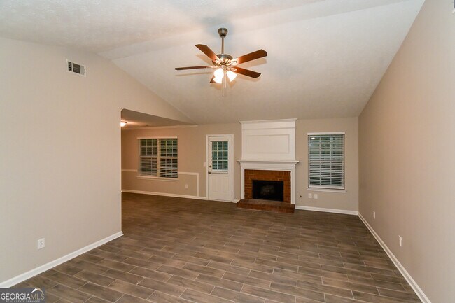 Foto del edificio - 1311 Ambercrest Way