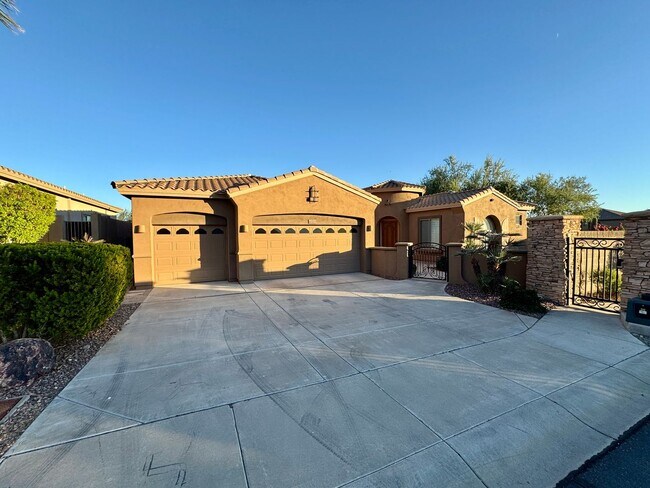 Foto del edificio - Gorgeous 4 Bedroom/3 Bath + Office, Single...