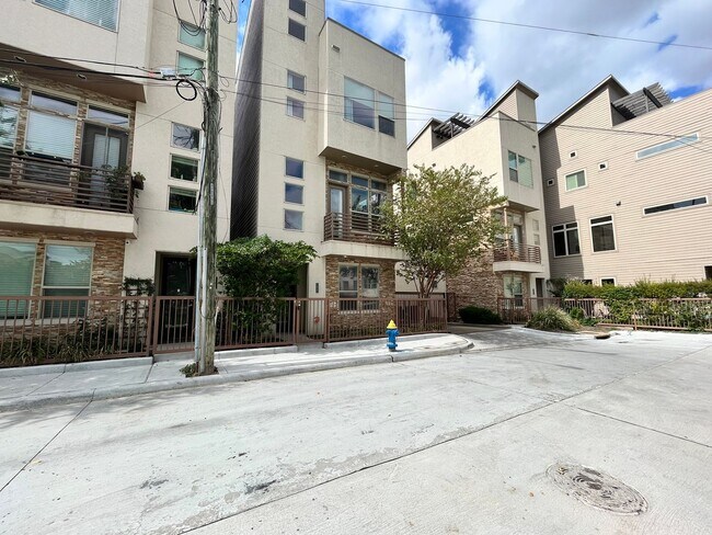 Building Photo - Stunning-3 bedroom, 3.5 bath!! 4TH MONTH H...