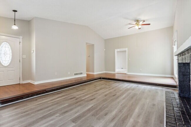 Building Photo - Spacious ranch with huge bonus room