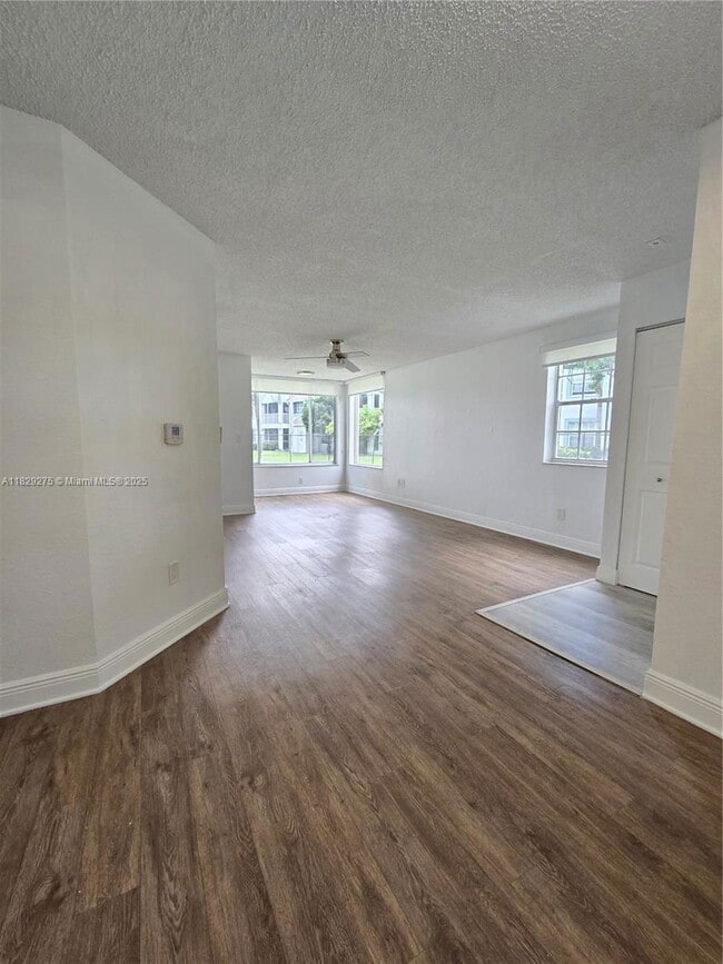 Foto del edificio - 2890 N Oakland Forest Dr