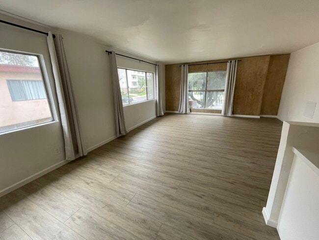 Building Photo - 13118 Riverside Dr