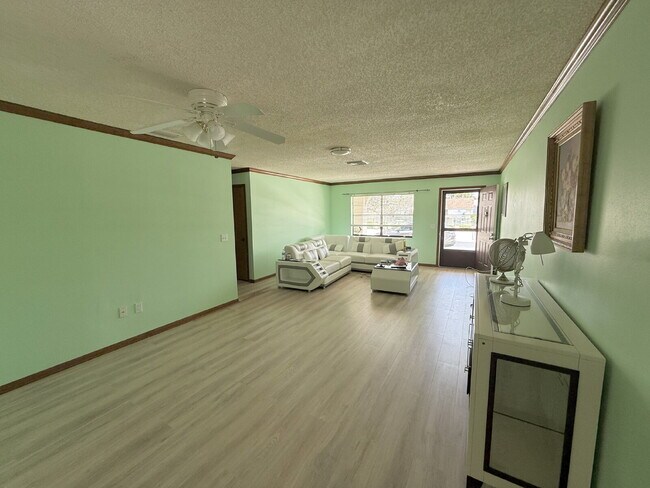 Building Photo - 6203 Emerson Dr