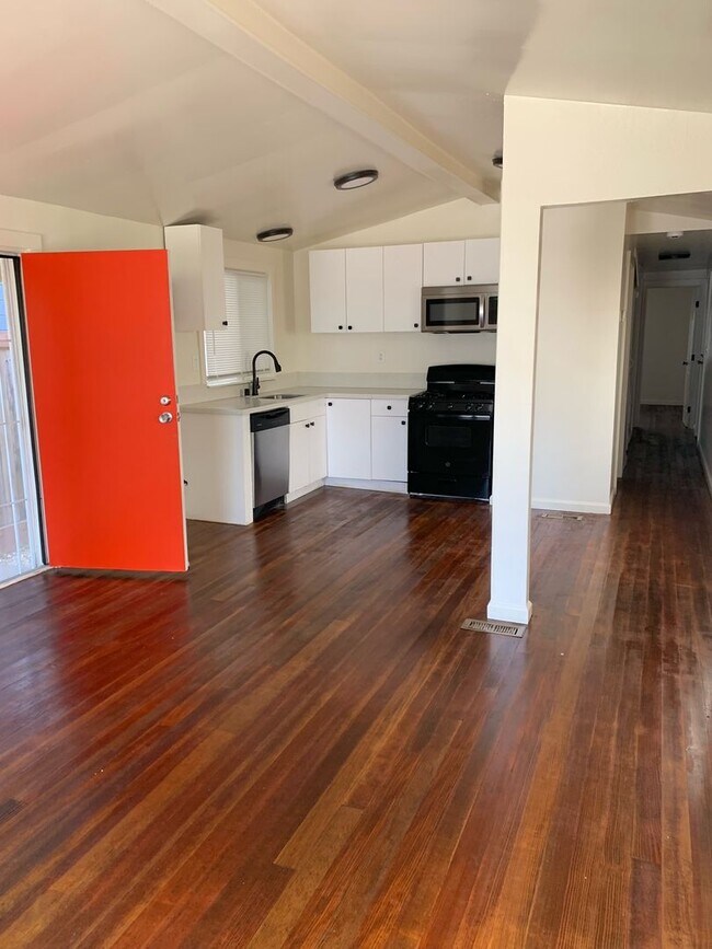 Building Photo - 1/2 Off First Month's Rent, 2Bdrm, 1Bath, ...