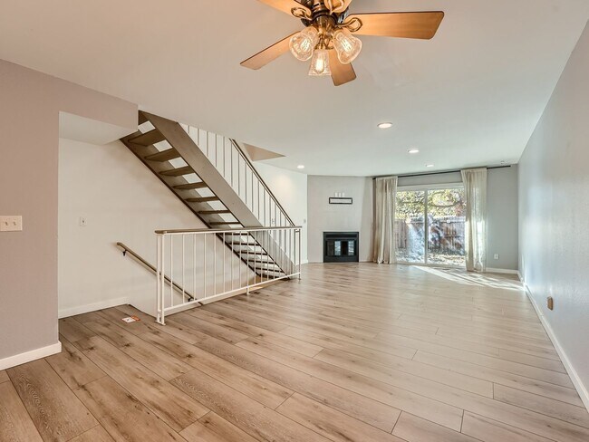 Foto del edificio - Charming 2 Bedroom 2.5 Bath in Lakewood!