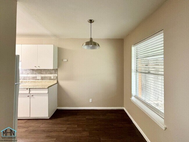 Foto del edificio - Nicely updated Duplex in Harmony Hills, ju...