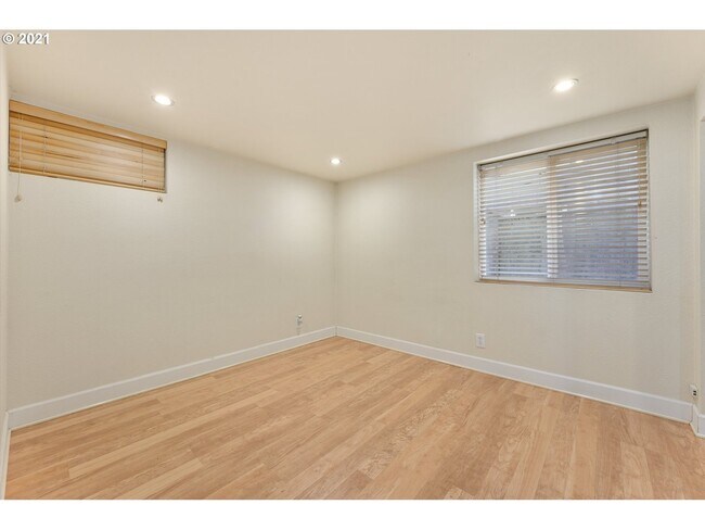 Building Photo - 6915 SE 92nd Ave
