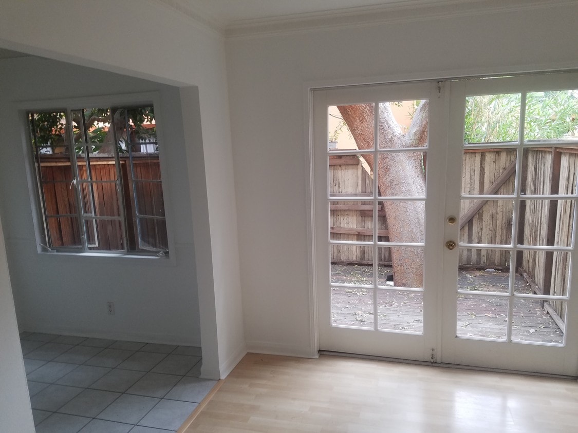 Primary Photo - 1264 N Hayworth Ave